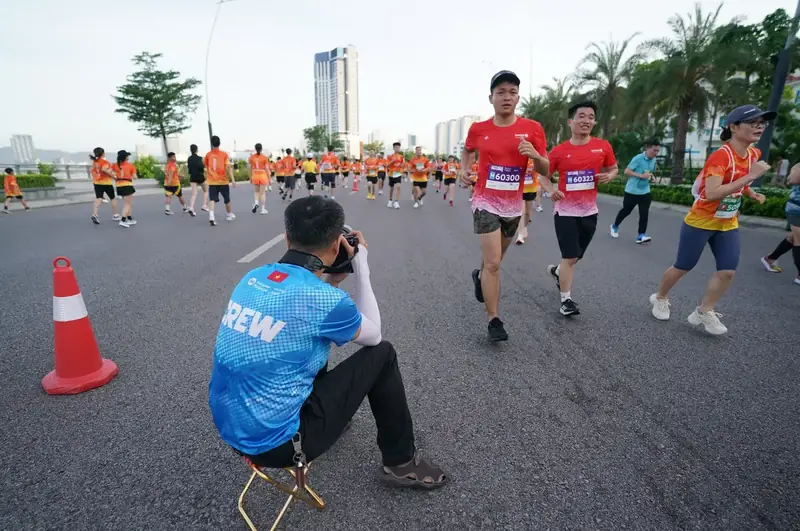 Shooting low as runners come through