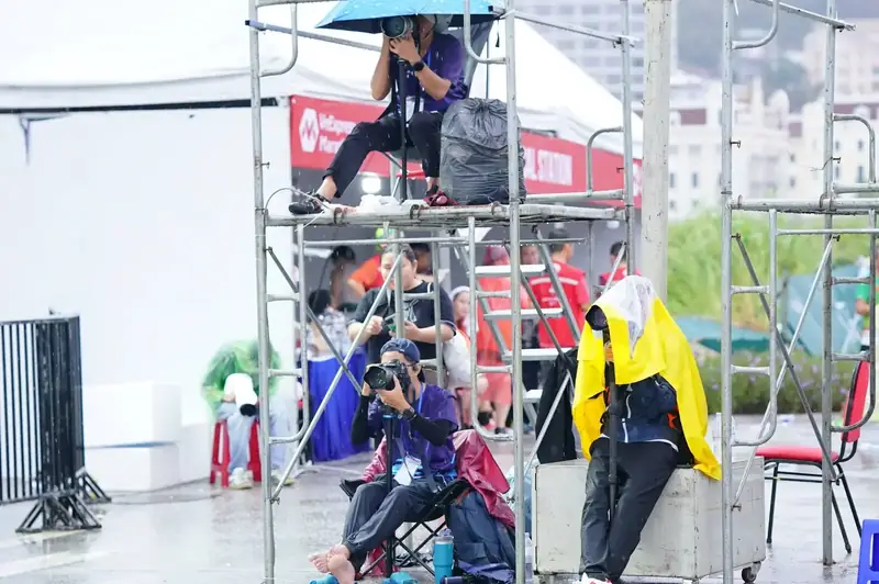 Shooting from the finish-area scaffold in the rain