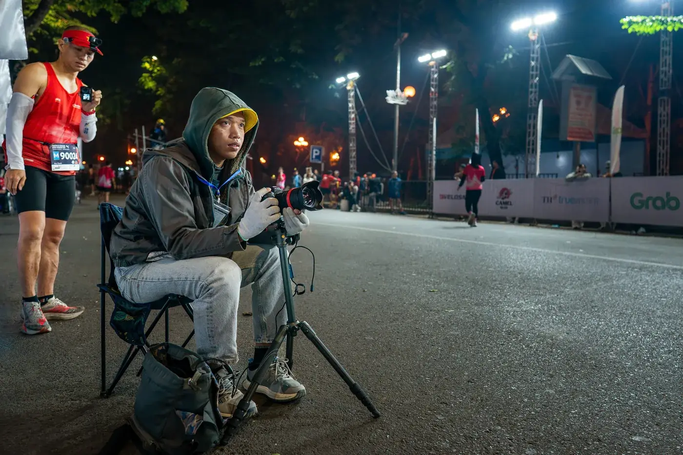 A BIBPIX photographer shooting from the roadside at a night race